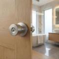 22357 CERRADURA POMO DAKOTA PLUS BAÑO US32D ACERO SATINADO ROSETA 75MM (CAJA) - YALE