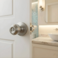 22369 CERRADURA POMO GEORGIA PLUS BAÑO US32D ACERO SATINADO ROSETA 75MM (CAJA) - YALE