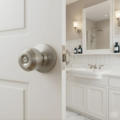22369 CERRADURA POMO GEORGIA PLUS BAÑO US32D ACERO SATINADO ROSETA 75MM (CAJA) - YALE